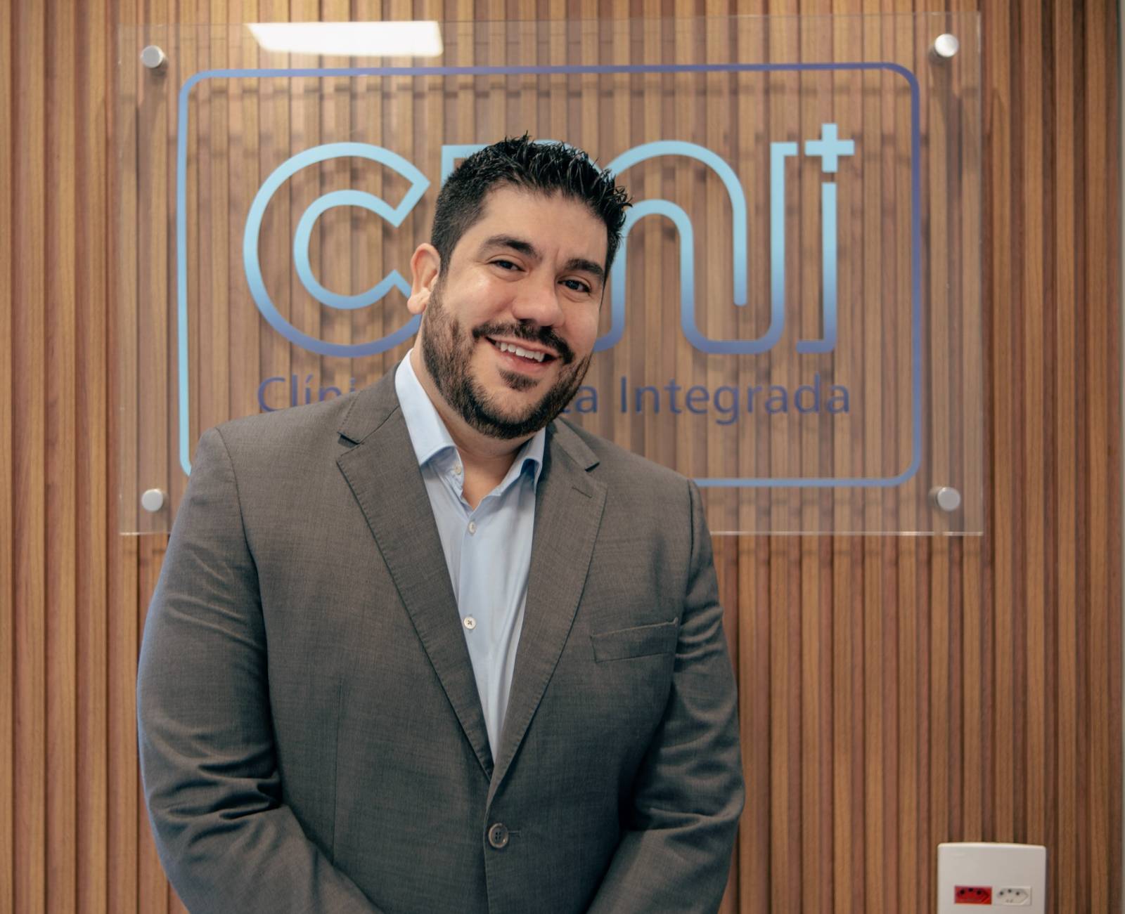 Dr. Adiney Esteves - Excelência em Coloproctologia